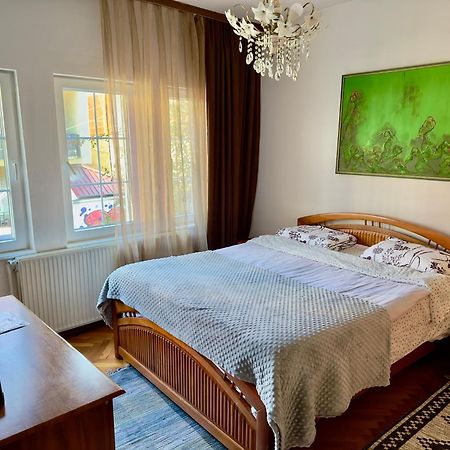 Convini Bed & Bathroom Homestay Priştine Dış mekan fotoğraf