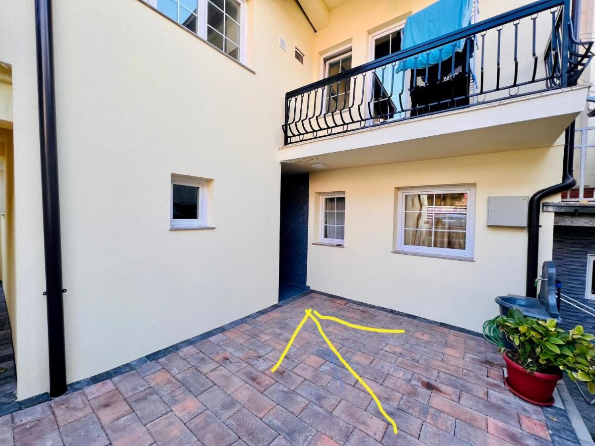 Convini Bed & Bathroom Homestay Priştine Dış mekan fotoğraf